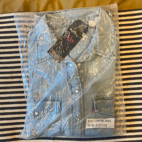 Levi’s Essential Western Denim Shirt - Picture 4 of 4